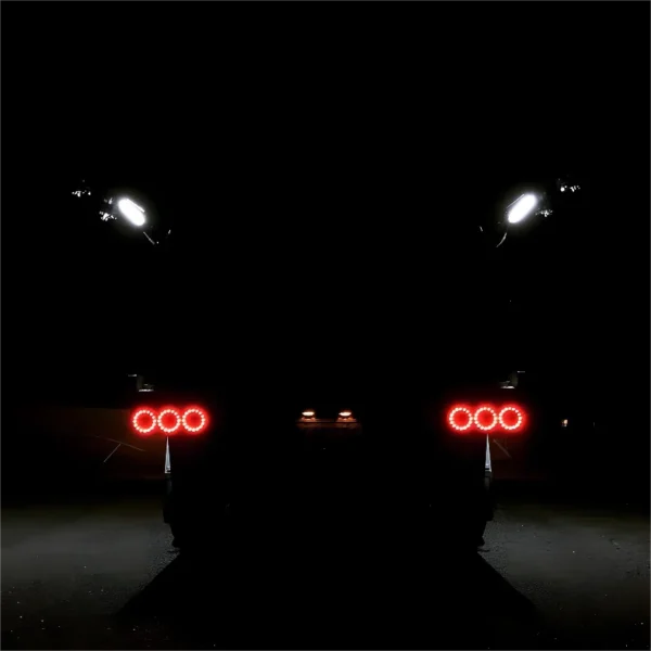 displays tail lights and box lights in action